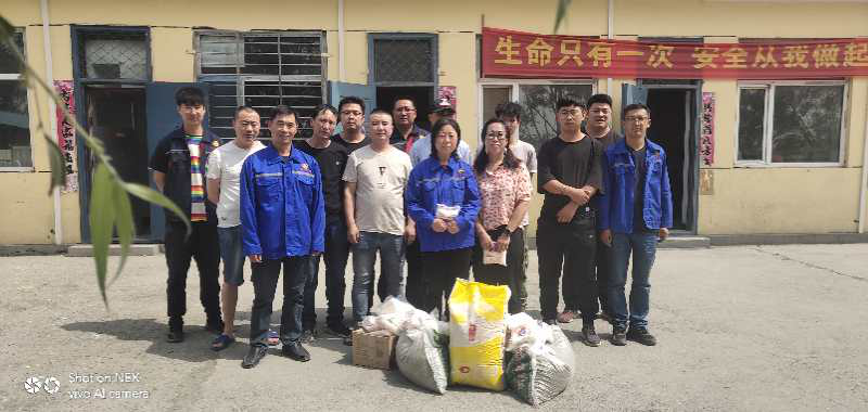 情系一线 暑期送清冷 ----记前旗工会到GA黄金甲公司慰问一线员工